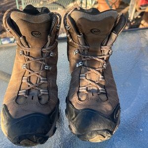 Women's Size 10 Oboz Hiking Boots. Used, but in good condition.